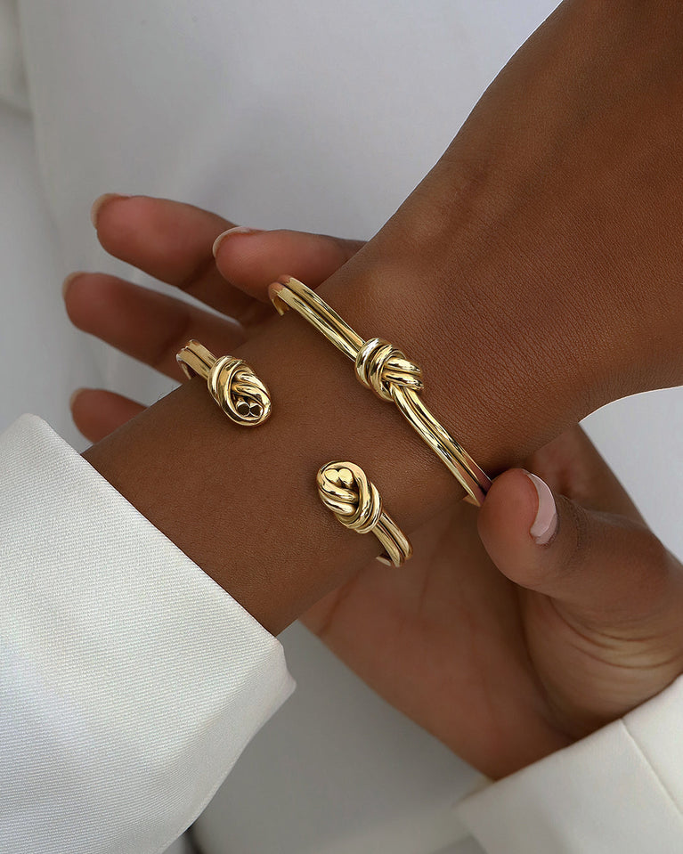 A Bangle Bracelet in polished Silver plated-316L stainless steel from Waldor & Co. The model is Dual Knot Bangle Polished.