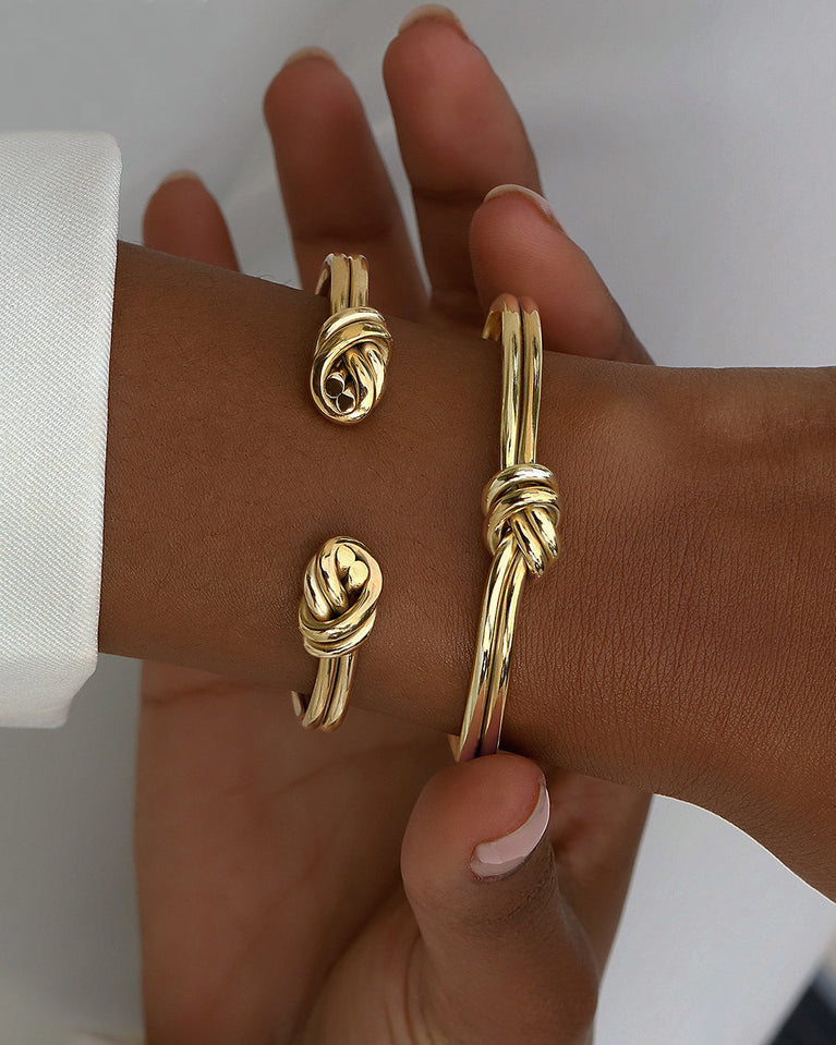 A Bangle Bracelet in polished Silver plated-316L stainless steel from Waldor & Co. The model is Dual Knot Bangle Polished.