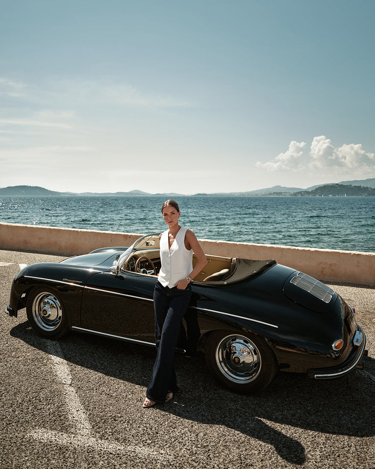 A square womens watch in Rhodium-plated 316L stainless steel from Waldor & Co. with emerald green dial. Bezel with premium crystals. Diamond Cut Sapphire Crystal glass dial. Seiko movement. The model is Eternal 22 Bellagio Pavè.