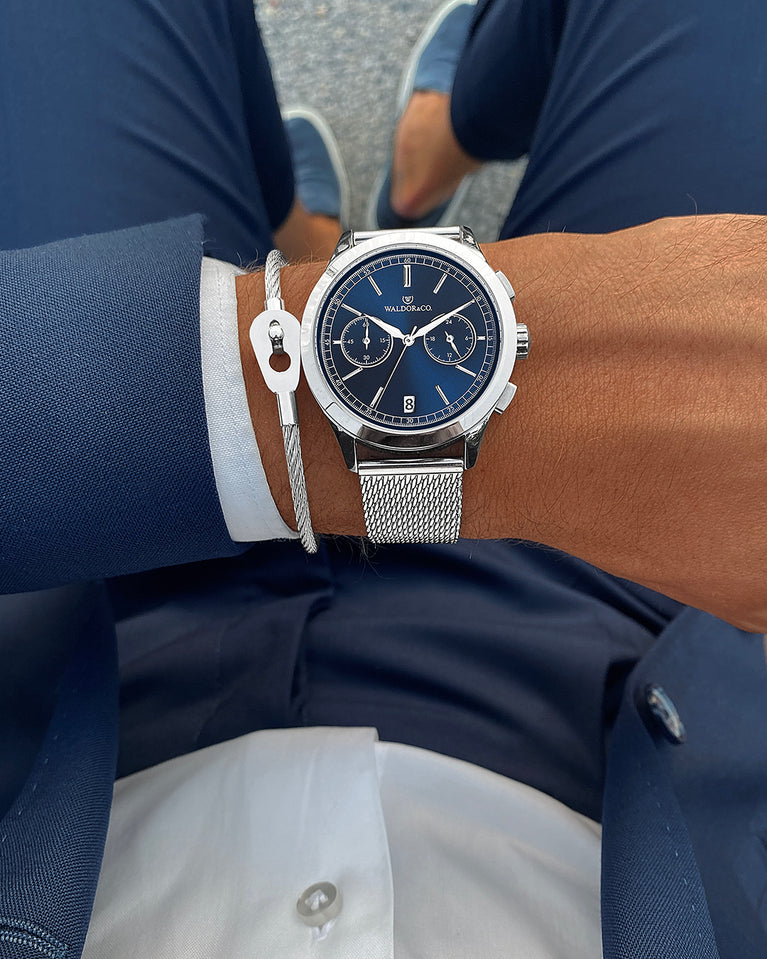 A round mens watch in rhodium-plated silver from Waldor & Co. with blue sunray dial and a second hand. Seiko movement. The model is Chrono 39 Sardinia 39mm.