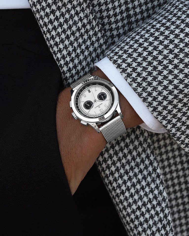 A round mens watch in rhodium-plated silver from Waldor & Co. with panda patterned dial and a second hand. Seiko movement. The model is Chrono 44 Sardinia Panda 44mm.