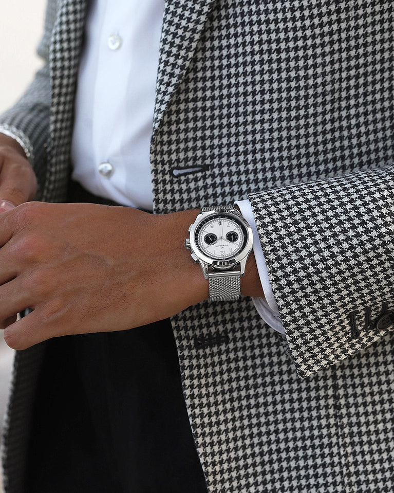 A round mens watch in rhodium-plated silver from Waldor & Co. with panda patterned dial and a second hand. Seiko movement. The model is Chrono 44 Sardinia Panda 44mm.