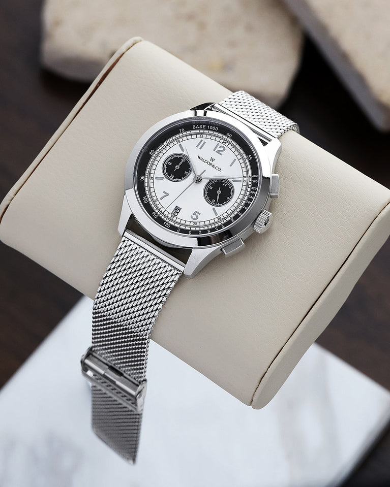 A round mens watch in rhodium-plated silver from Waldor & Co. with panda patterned dial and a second hand. Seiko movement. The model is Chrono 44 Sardinia Panda 44mm.