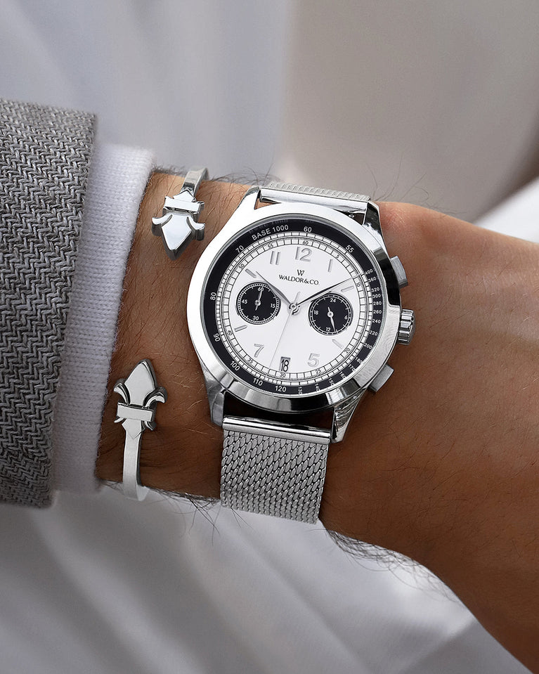 A round mens watch in rhodium-plated silver from Waldor & Co. with panda patterned dial and a second hand. Seiko movement. The model is Chrono 44 Sardinia Panda 44mm.