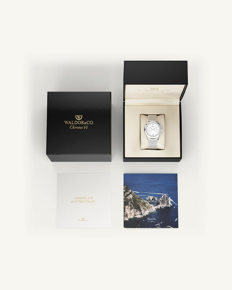 A round mens watch in rhodium-plated silver from Waldor & Co. with white sunray dial and a second hand. Seiko movement. The model is Chrono 44 Sardinia 44mm.