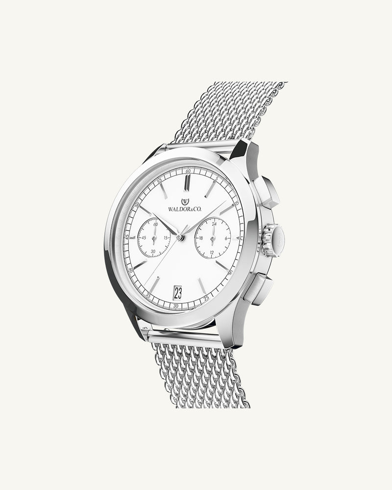 A round mens watch in rhodium-plated silver from Waldor & Co. with white sunray dial and a second hand. Seiko movement. The model is Chrono 44 Sardinia 44mm.