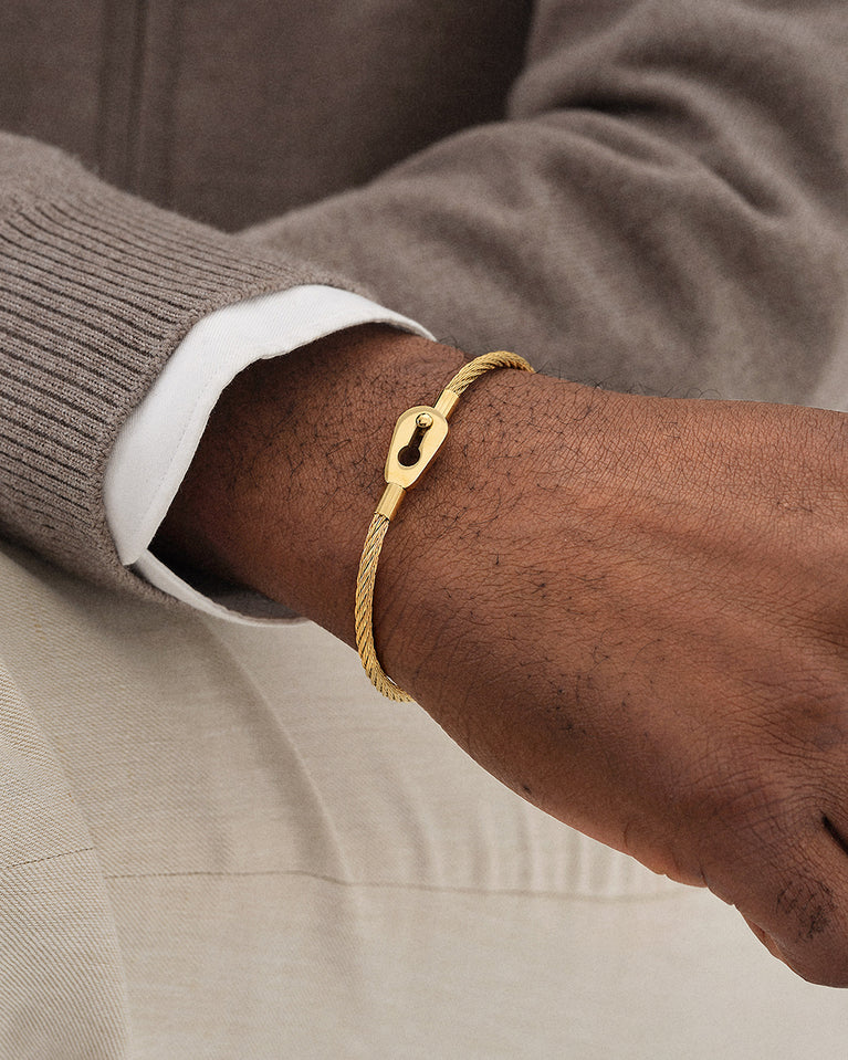A Bangle in 14k gold 316L stainless steel from Waldor & Co. One size. The model is Como Cable Polished.