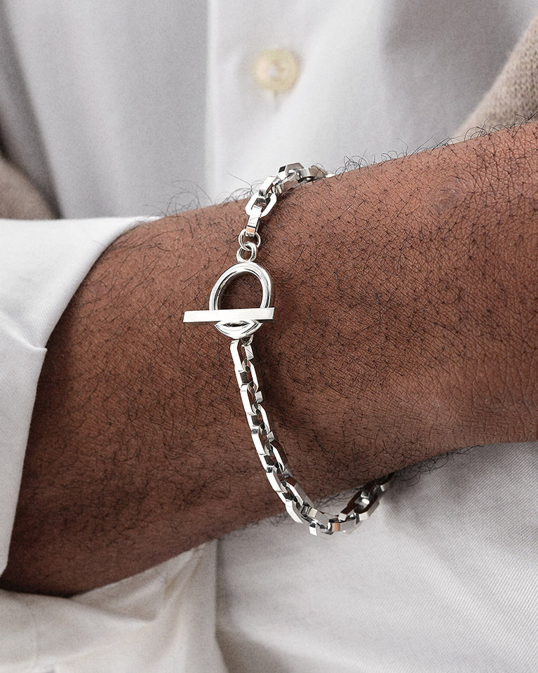 A polished stainless steel chain in silver from WALDOR & CO. The model is Demure Chain Polished.