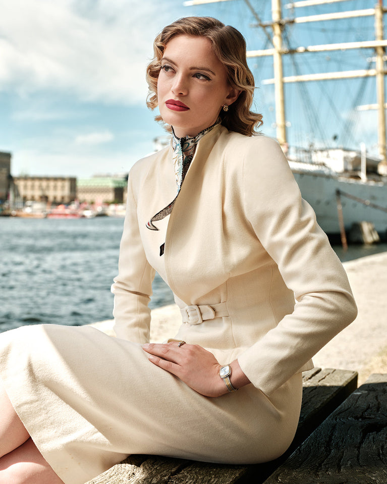 An ellipse shaped womens watch in Rhodium-plated 316L stainless steel from Waldor & Co. with silver sunray dial in brass with Greta Garbo's signature. Mineral glass with sapphire crystal coating. Seiko movement. The model is Garbo 24 Stockholm.