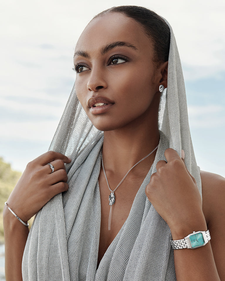 Necklace in silver stainless steel from Waldor & Co. The model is Dual Knot Necklace Polished.