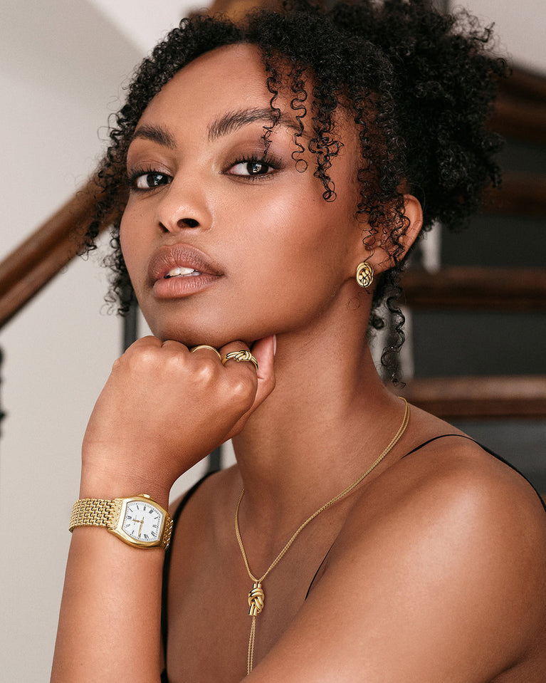 Necklace in gold plated-316L stainless steel from Waldor & Co. The model is Dual Knot Necklace Polished.