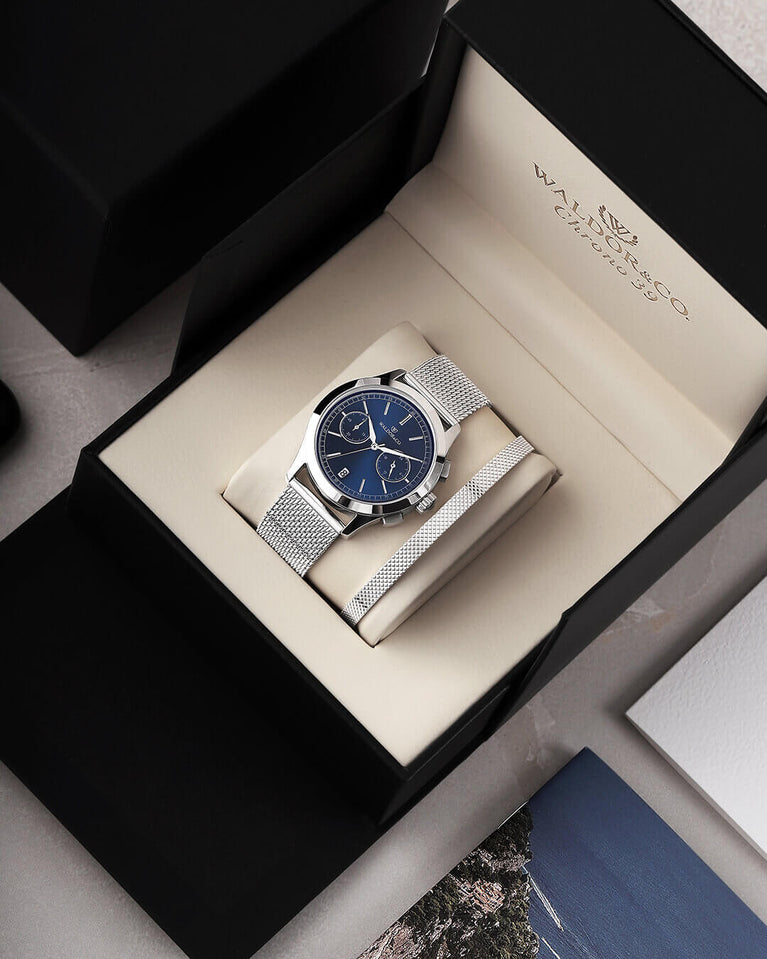 A round mens watch in rhodium-plated silver from Waldor & Co. with blue sunray dial and a second hand. Seiko movement. The model is Chrono 39 Sardinia 39mm.