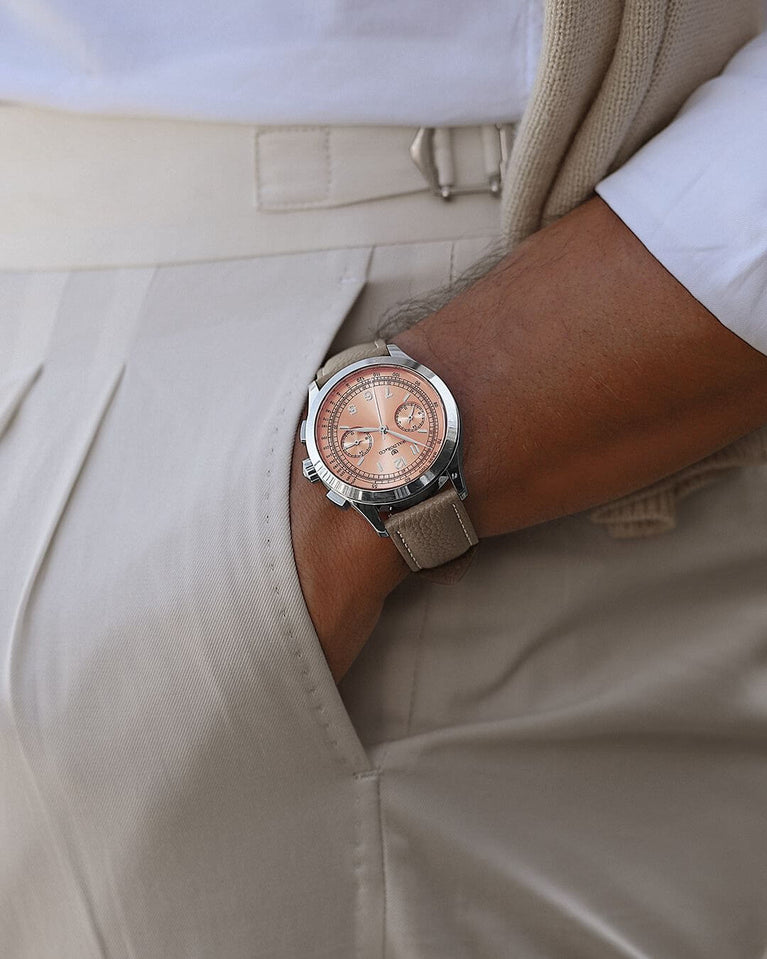 A round mens watch in Rhodium-plated 316L stainless steel with from Waldor & Co. with Salmon sunray dial in brass sunray and a second hand. Seiko movement. Genuine leather strap. The model is Chrono 39 Porto Cervo Ltd. Edition.