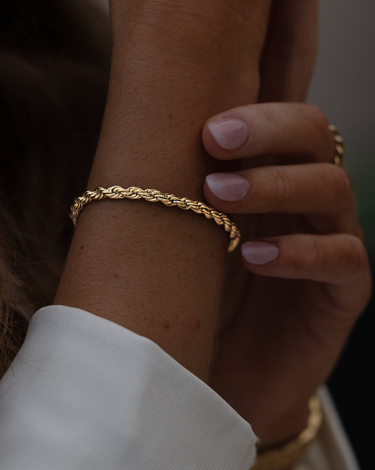A Chain Bracelet in 14k gold-plated from Waldor & Co. The model is Olmo Chain Polished Gold