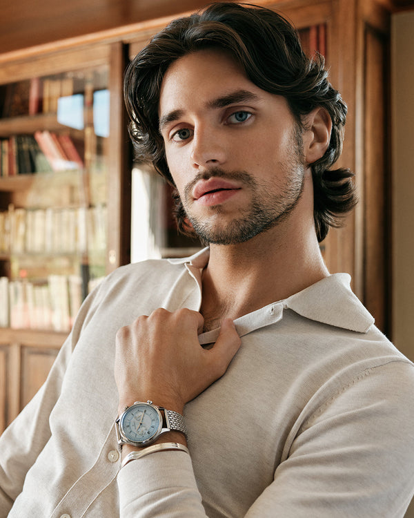  A round mens watch in rhodium-plated silver from Waldor & Co. with light blue sunray dial and a second hand. Seiko movement. The model is Avant 42 Cap Mala 42mm.