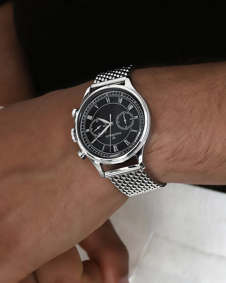  A round mens watch in rhodium-plated silver from Waldor & Co. with black sunray dial and a second hand. Seiko movement. The model is Avant 42 Sardinia 42mm.