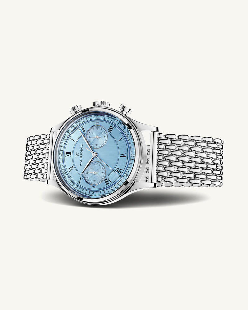 A round mens watch in rhodium-plated silver from Waldor & Co. with light blue sunray dial and a second hand. Seiko movement. The model is Avant 42 Cap Mala 42mm.