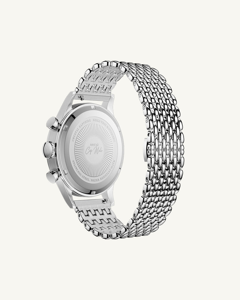 A round mens watch in rhodium-plated silver from Waldor & Co. with a silver sunray dial and a second hand. Seiko movement. The model is Avant 42 Cap Mala 42mm.