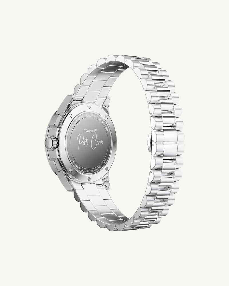 A round mens watch in rhodium-plated silver from Waldor & Co. with a burgundy colored sunray dial and a second hand. Seiko movement. The model is Chrono 39 Porto Cervo.