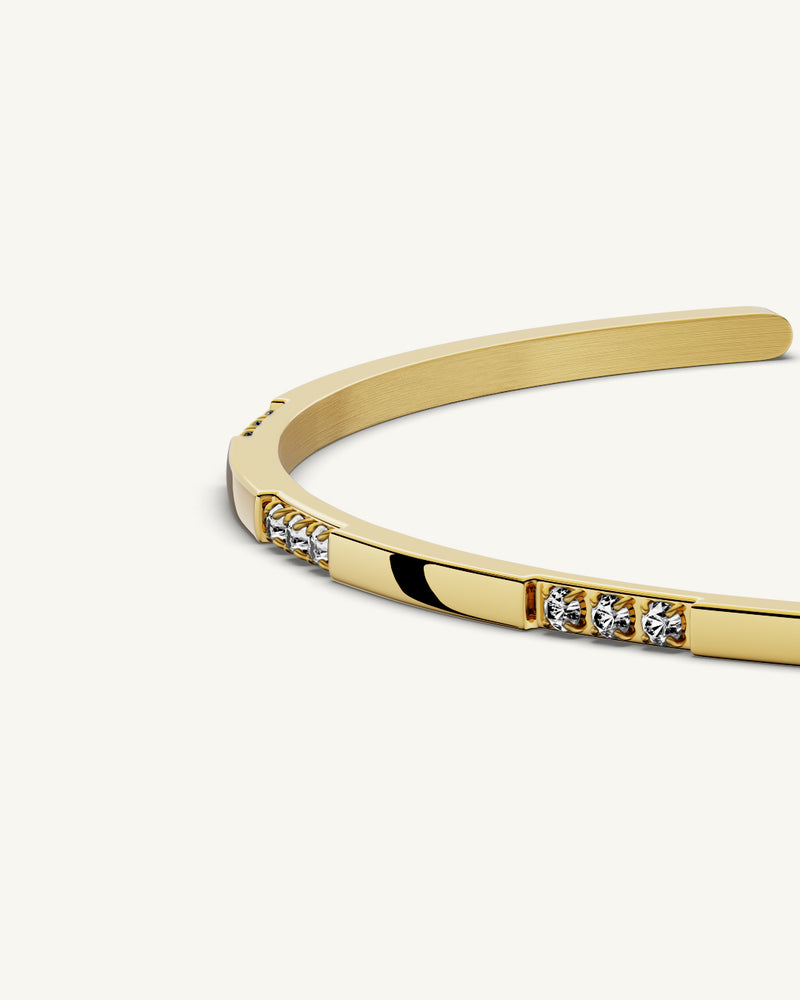 A Bangle in 14k gold-plated 316L stainless steel from Waldor & Co. One size. The model is Opulent Bangle Polished.
