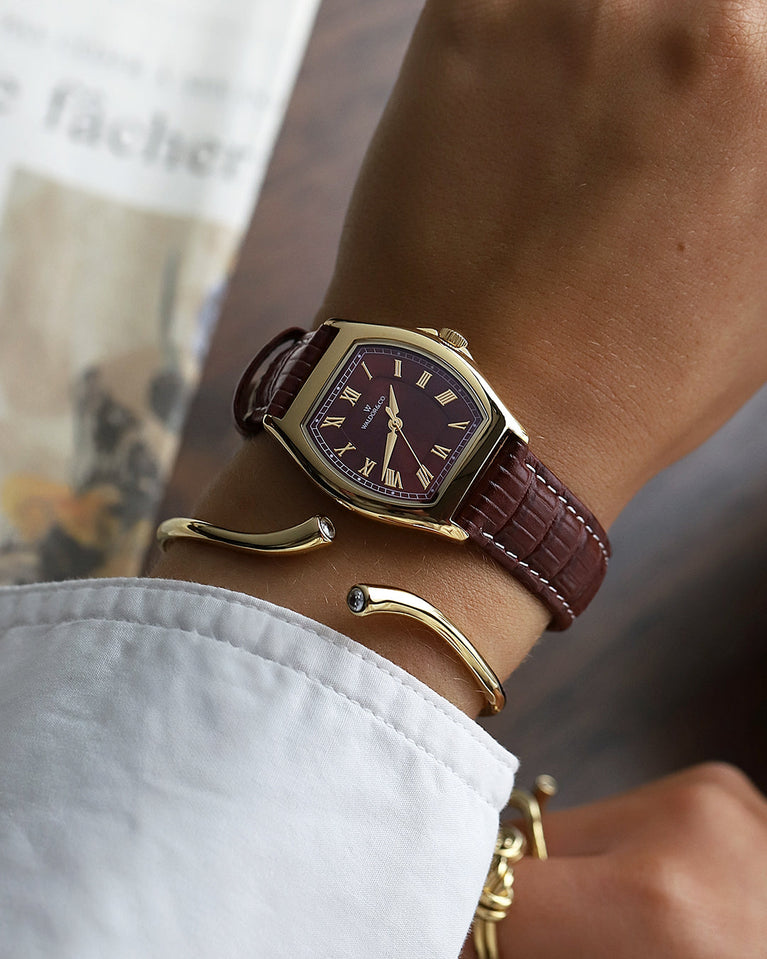  A square womens watch in 22k gold plated 316L stainless steel from Waldor & Co. with domed mineral glass dial. Seiko movement. The model is Constant 36 Laglio.