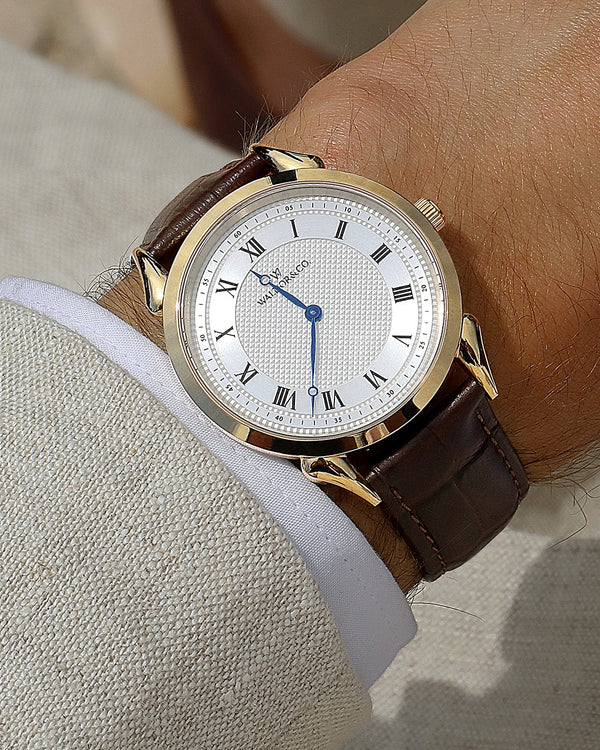  A round watch in gold from Waldor & Co. with white sunray patterned dial. Ronda movement. The model is Original 40 Côte d'Azur 40mm.