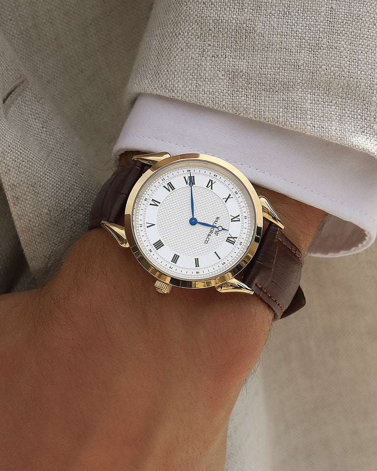  A round watch in gold from Waldor & Co. with white sunray patterned dial. Ronda movement. The model is Original 40 Côte d'Azur 40mm.
