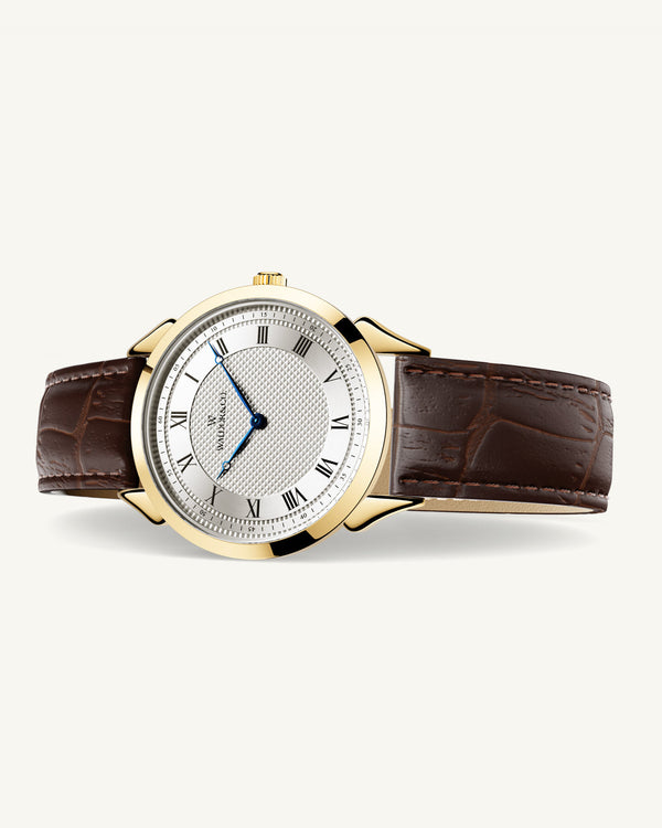 A round watch in gold from Waldor & Co. with white sunray patterned dial. Ronda movement. The model is Original 40 Côte d'Azur 40mm.