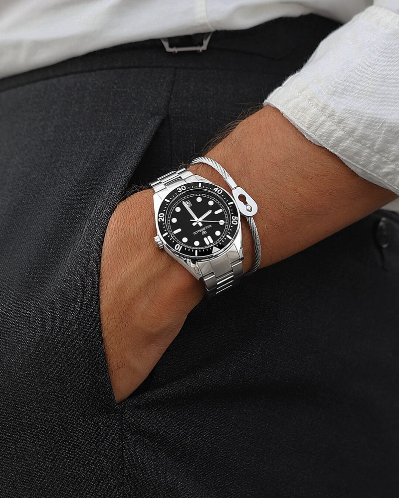 A round mens watch in Rhodium-plated 316L stainless steel from Waldor & Co. with Black dial in brass with a rotating bezel. Applied indices, luminous hands. Ronda 715. The model is Novel 40 Cap d’Ail 40mm.