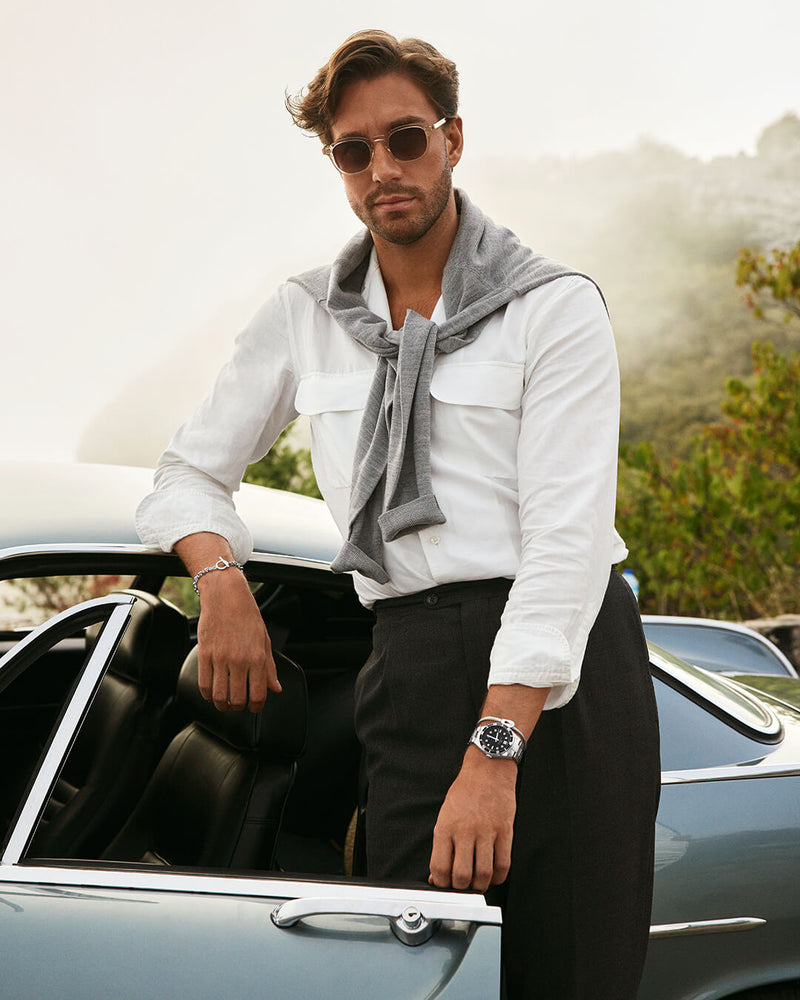 A round mens watch in Rhodium-plated 316L stainless steel from Waldor & Co. with Black dial in brass with a rotating bezel. Applied indices, luminous hands. Ronda 715. The model is Novel 40 Cap d’Ail 40mm.